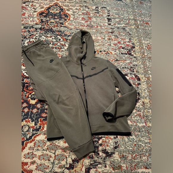 Mens Nike Tech Set Olive Green size medium perfect condition smoke pet free - Picture 1 of 10